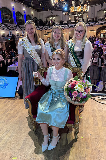Hopfenköniginnen und die Bayerische Bierkönigin 2024/2025 Linnea Klee wurde gekrönt am 16.05.2024 im Löwenbräukeller Bayerische Bierkönigin 2024/2025 (li.) (©Foto: Martin Schmitz)